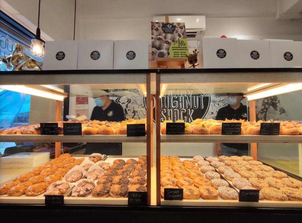 Doughnut Place in Whampoa sells Puffy Doughnuts with overflowing