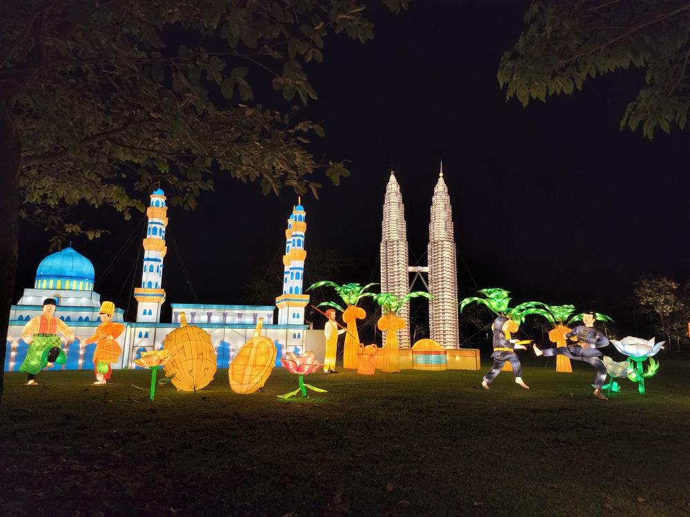Jurong Lake Gardens has lots of Giant Countrythemed Lantern Displays