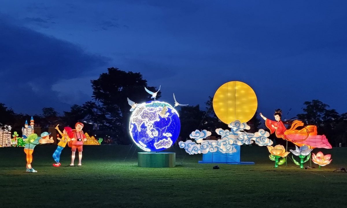Jurong Lake Gardens has lots of Giant Countrythemed Lantern Displays