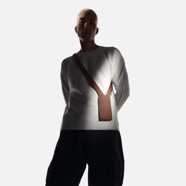 未使用　iPhone Pocket by ISSEY MIYAKE シナモン Apple and ISSEY MIYAKE Reimagine Everyday Carry with the iPhone